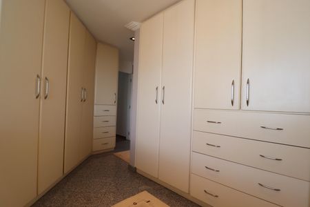 Apartamento à venda com 296m², 3 quartos e 4 vagasCloset Quarto 1 suíte