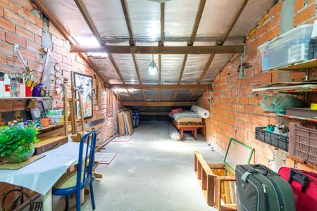 Casa à venda com 250m², 3 quartos e 5 vagas Casa à venda com 250m², 3 quartos e 5 vagasSótão