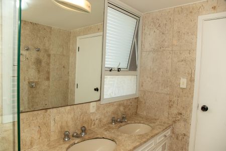 Apartamento à venda com 432m², 4 quartos e 4 vagas Apartamento à venda com 432m², 4 quartos e 4 vagasBanheiro da Suíte