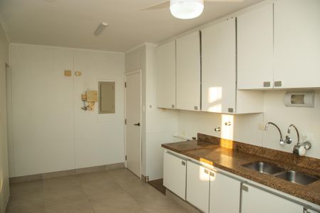 Apartamento à venda com 432m², 4 quartos e 4 vagas Apartamento à venda com 432m², 4 quartos e 4 vagasCozinha