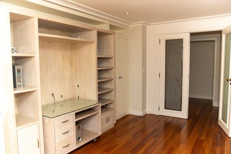 Apartamento à venda com 432m², 4 quartos e 4 vagas Apartamento à venda com 432m², 4 quartos e 4 vagasEscritório