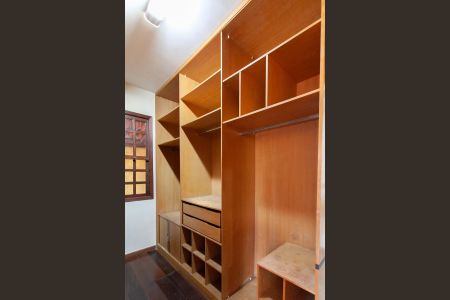 Casa para alugar com 355m², 4 quartos e 4 vagasCloset da suíte 1