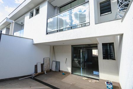 Casa à venda com 125m², 3 quartos e 2 vagasGaragem