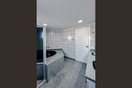 Apartamento à venda com 240m², 4 quartos e 3 vagasBanheiro da Suíte 1