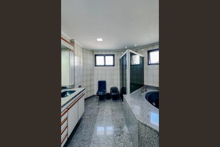 Apartamento à venda com 240m², 4 quartos e 3 vagasBanheiro da Suíte 1