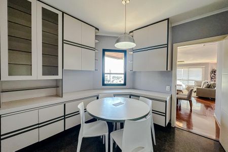 Apartamento à venda com 240m², 4 quartos e 3 vagasCozinha