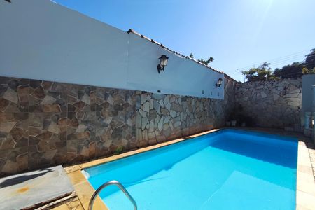 Casa à venda com 100m², 3 quartos e 5 vagas Casa à venda com 100m², 3 quartos e 5 vagasQuintal - Piscina