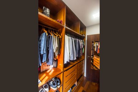 Casa de condomínio à venda com 407m², 4 quartos e 4 vagas Casa de condomínio à venda com 407m², 4 quartos e 4 vagasCloset da suíte 1