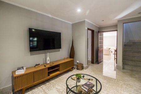 Casa de condomínio à venda com 407m², 4 quartos e 4 vagas Casa de condomínio à venda com 407m², 4 quartos e 4 vagasSala de TV