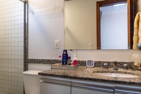 Apartamento à venda com 120m², 3 quartos e 2 vagas Apartamento à venda com 120m², 3 quartos e 2 vagasBanheiro da Suíte