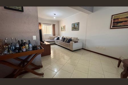Casa à venda com 200m², 3 quartos e 3 vagasSala