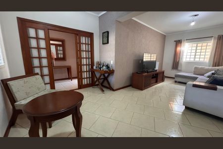 Casa à venda com 200m², 3 quartos e 3 vagasSala