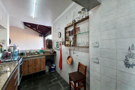 Casa à venda com 235m², 6 quartos e 4 vagas Casa à venda com 235m², 6 quartos e 4 vagasCozinha