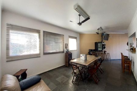 Casa à venda com 235m², 6 quartos e 4 vagas Casa à venda com 235m², 6 quartos e 4 vagasÁrea comum - Salão de festas