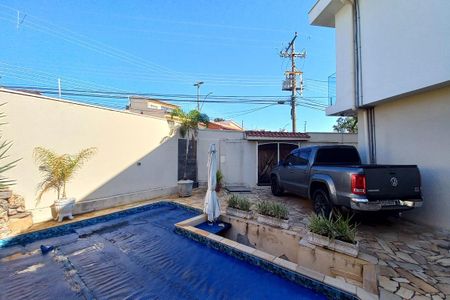 Casa à venda com 235m², 6 quartos e 4 vagas Casa à venda com 235m², 6 quartos e 4 vagasÁrea comum - Piscina