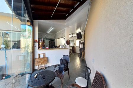 Casa à venda com 235m², 6 quartos e 4 vagas Casa à venda com 235m², 6 quartos e 4 vagasÁrea comum - Salão de festas