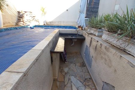 Casa à venda com 235m², 6 quartos e 4 vagas Casa à venda com 235m², 6 quartos e 4 vagasÁrea comum - Piscina