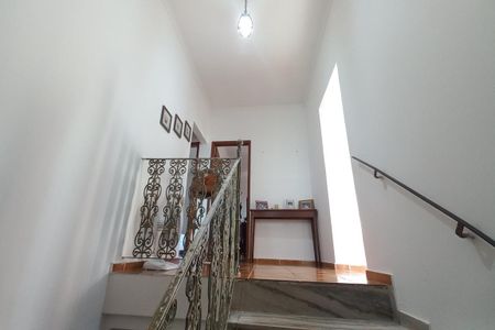 Casa à venda com 235m², 6 quartos e 4 vagas Casa à venda com 235m², 6 quartos e 4 vagasEscada