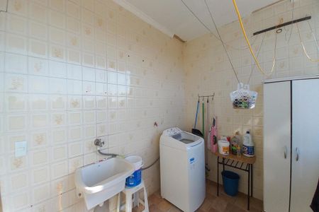 Casa à venda com 235m², 6 quartos e 4 vagas Casa à venda com 235m², 6 quartos e 4 vagasLavanderia