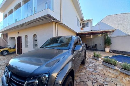 Casa à venda com 235m², 6 quartos e 4 vagas Casa à venda com 235m², 6 quartos e 4 vagasGaragem