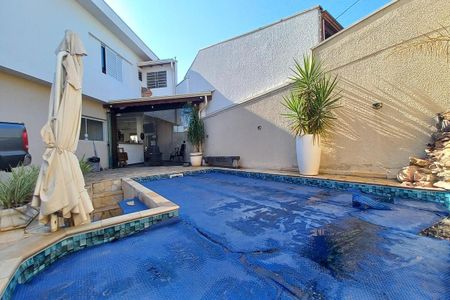 Casa à venda com 235m², 6 quartos e 4 vagas Casa à venda com 235m², 6 quartos e 4 vagasÁrea comum - Piscina