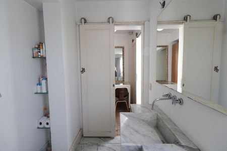 Casa à venda com 184m², 3 quartos e 4 vagasBanheiro da Suíte 2