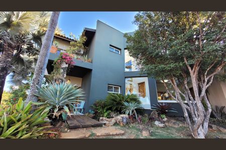 Casa de condomínio à venda com 680m², 4 quartos e 4 vagasFachada