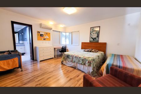 Casa de condomínio à venda com 680m², 4 quartos e 4 vagasSuíte 3