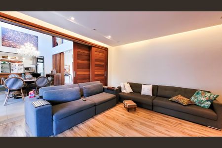 Casa de condomínio à venda com 680m², 4 quartos e 4 vagasSala de TV