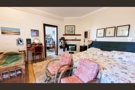 Casa de condomínio à venda com 680m², 4 quartos e 4 vagasSuíte master