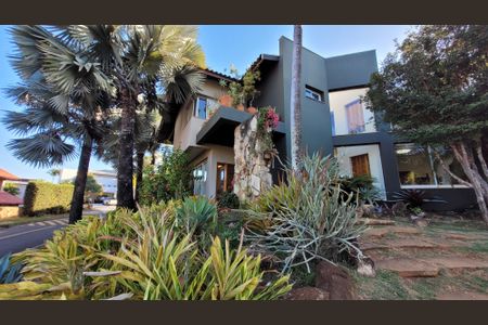 Casa de condomínio à venda com 680m², 4 quartos e 4 vagasFachada