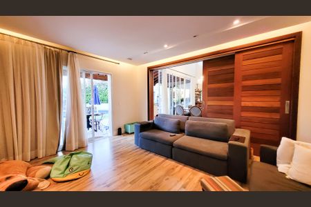 Casa de condomínio à venda com 680m², 4 quartos e 4 vagasSala de TV