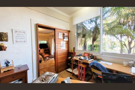 Casa de condomínio à venda com 680m², 4 quartos e 4 vagasEscritório