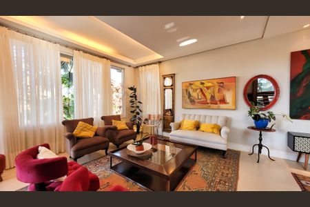 Casa de condomínio à venda com 680m², 4 quartos e 4 vagasSala