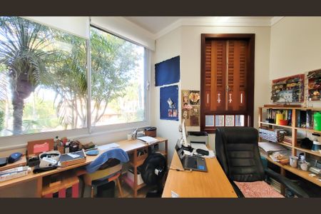 Casa de condomínio à venda com 680m², 4 quartos e 4 vagasEscritório