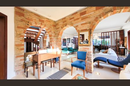 Casa de condomínio à venda com 680m², 4 quartos e 4 vagasSala