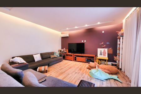 Casa de condomínio à venda com 680m², 4 quartos e 4 vagasSala de TV