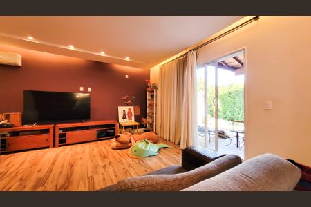 Casa de condomínio à venda com 680m², 4 quartos e 4 vagasSala de TV