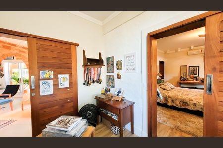 Casa de condomínio à venda com 680m², 4 quartos e 4 vagasEscritório