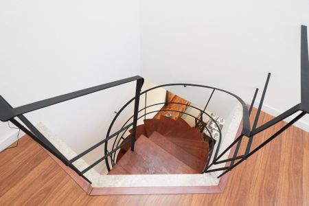 Casa à venda com 150m², 3 quartos e 2 vagas Casa à venda com 150m², 3 quartos e 2 vagasEscada