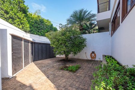 Casa à venda com 380m², 5 quartos e 4 vagas Casa à venda com 380m², 5 quartos e 4 vagasQuintal