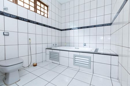 Casa à venda com 357m², 6 quartos e 4 vagas Casa à venda com 357m², 6 quartos e 4 vagasBanheiro /Suite