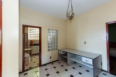 Casa à venda com 357m², 6 quartos e 4 vagas Casa à venda com 357m², 6 quartos e 4 vagasSala