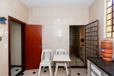 Casa à venda com 357m², 6 quartos e 4 vagas Casa à venda com 357m², 6 quartos e 4 vagasCozinha