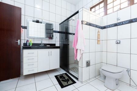 Casa à venda com 357m², 6 quartos e 4 vagas Casa à venda com 357m², 6 quartos e 4 vagasBanheiro 2