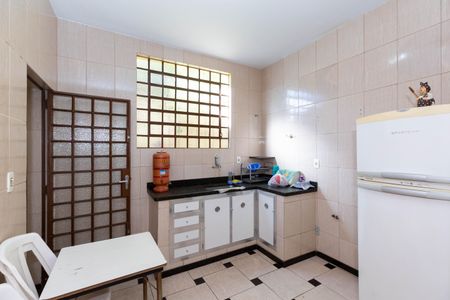 Casa à venda com 357m², 6 quartos e 4 vagas Casa à venda com 357m², 6 quartos e 4 vagasCozinha