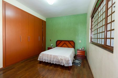 Casa à venda com 357m², 6 quartos e 4 vagas Casa à venda com 357m², 6 quartos e 4 vagasSuite