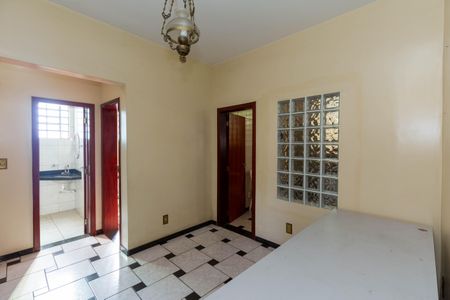 Casa à venda com 357m², 6 quartos e 4 vagas Casa à venda com 357m², 6 quartos e 4 vagasSala