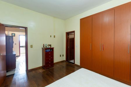 Casa à venda com 357m², 6 quartos e 4 vagas Casa à venda com 357m², 6 quartos e 4 vagasSuite