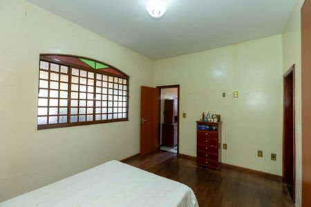 Casa à venda com 357m², 6 quartos e 4 vagas Casa à venda com 357m², 6 quartos e 4 vagasSuite